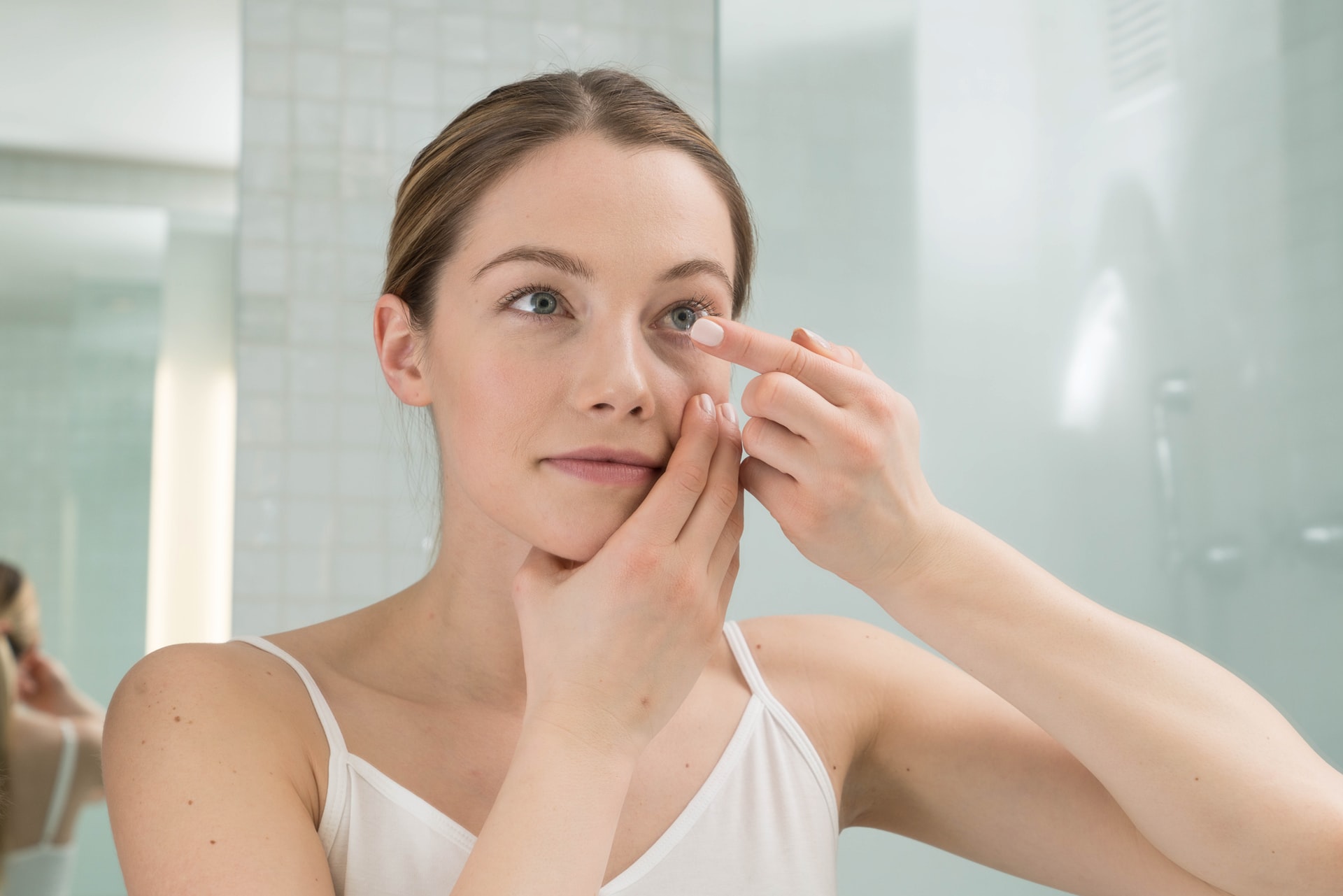 woman putting contact lenses on